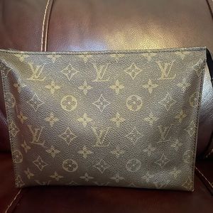 Authenticated Louis Vuitton Toiletry 26